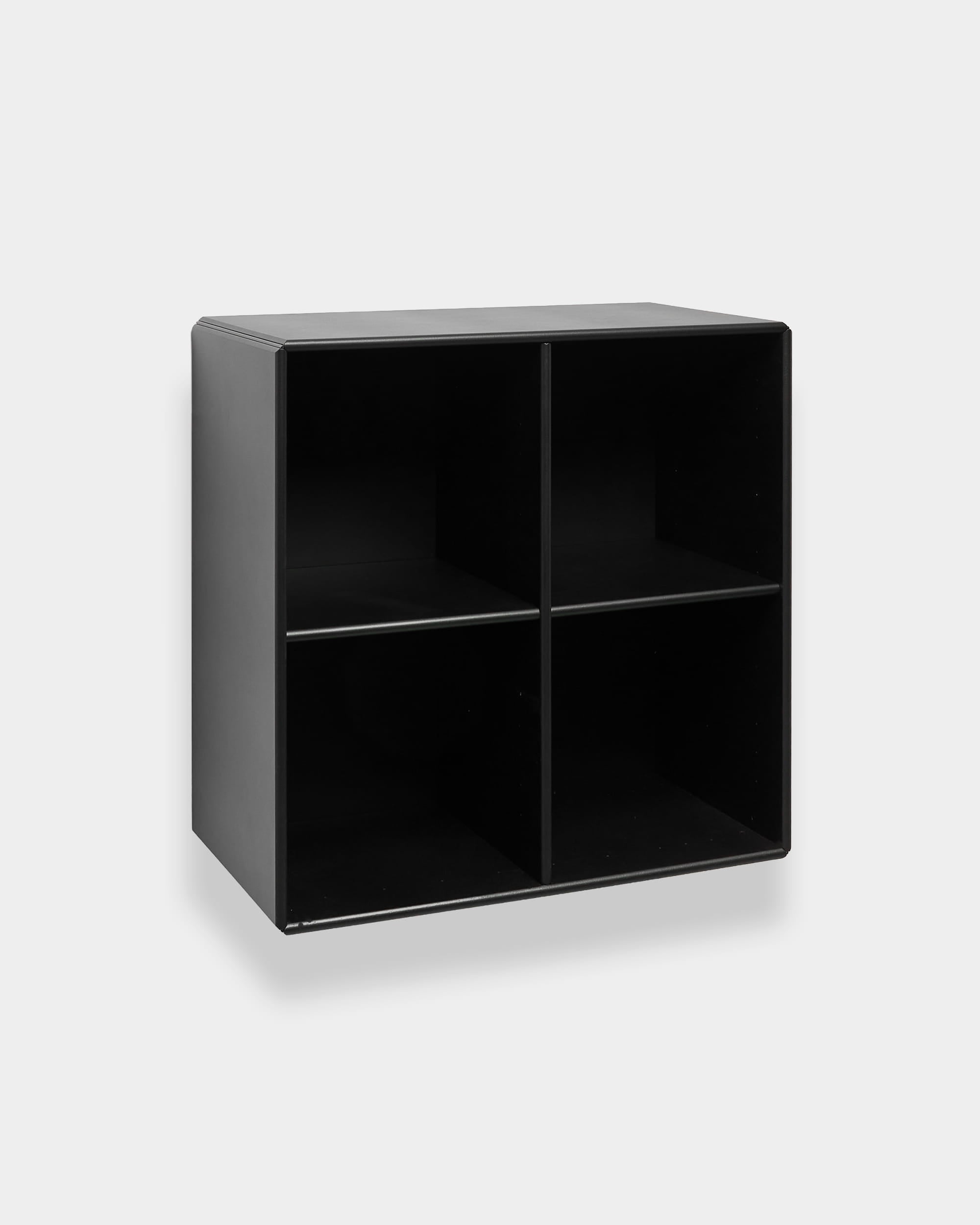 Armário aberto WoodUpp Arka em preto, com quatro compartimentos abertos e um design modular de cubos de arrumação, destacado num fundo cinzento claro.